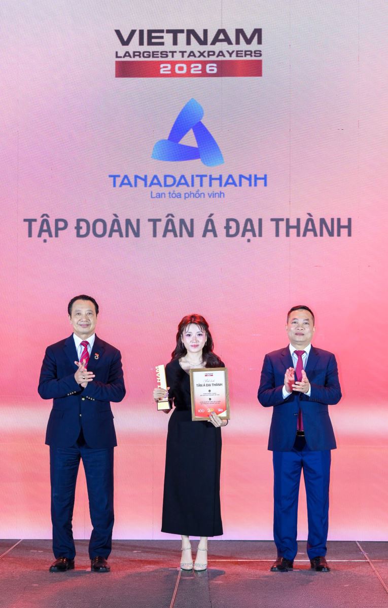 PTGĐ Tập đoàn Tân Á Đại Thành, kiêm PTGĐ Thường trực MEYGROUP Nguyễn Phương Anh đại diện Tân Á Đại Thành tham dự Lễ tôn vinh PRIVATE 100.