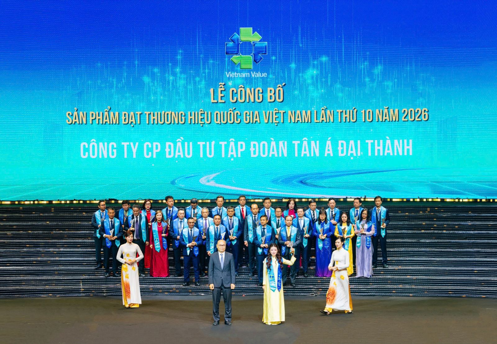 Ảnh 1: Phó Tổng Giám đốc Tập đoàn Tân Á Đại Thành Nguyễn Phương Anh đón nhận biểu trưng Thương hiệu Quốc gia Việt Nam 2026.